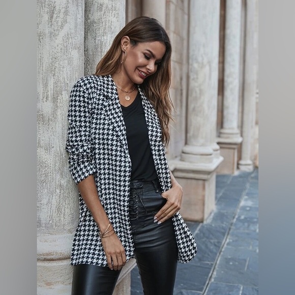 At Its Finest Pocketed Houndstooth Blazer
One Button Closure
Size XS - Picture 9 of 12